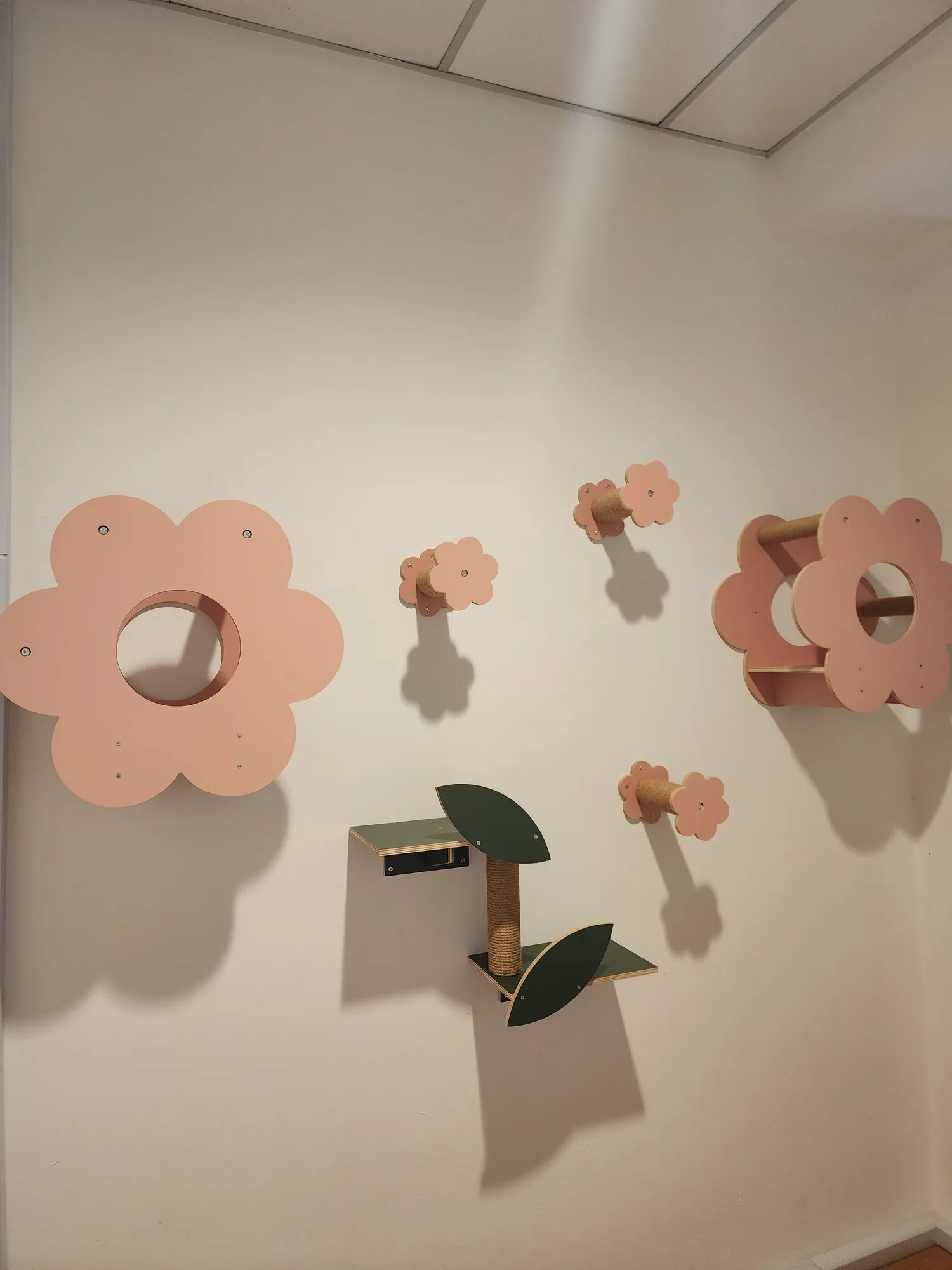 Dopamine Suite wall details at hoMEOWner